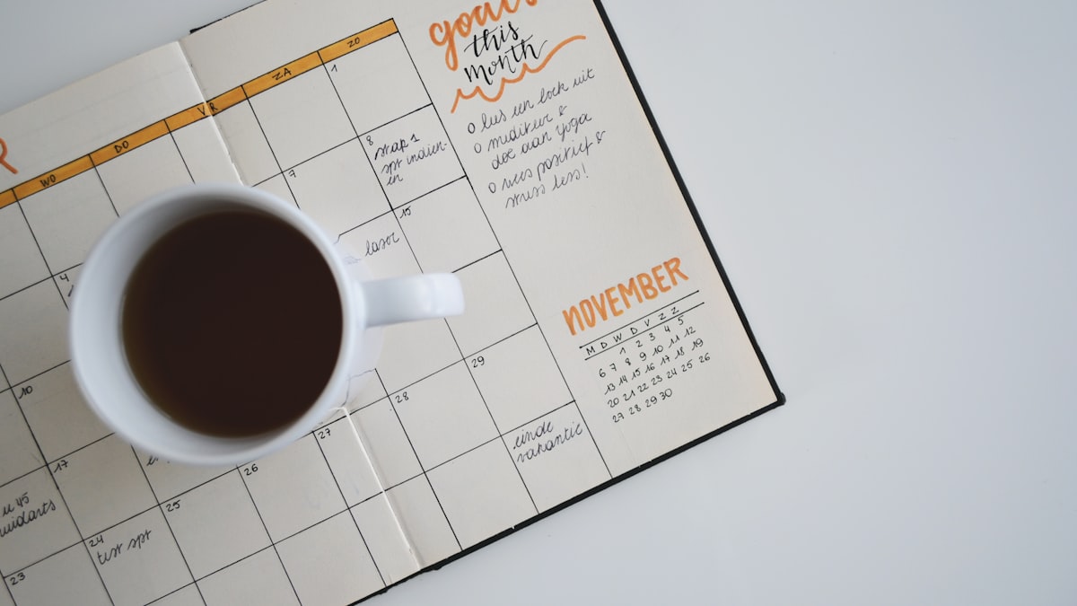 Calendário mensal em papel com anotações
