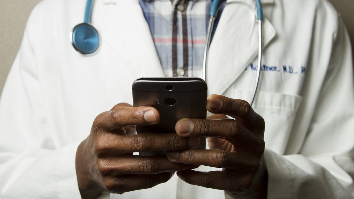 Profissional de saúde a usar uma aplicação no telemóvel